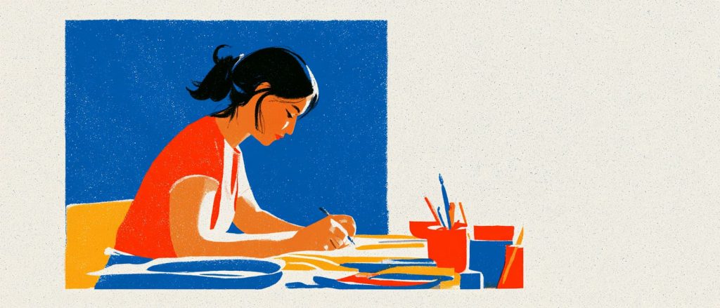 Une jeune femme dessinant sur une table, entourée de fournitures artistiques colorées, sur un fond bleu vif avec des touches de rouge
